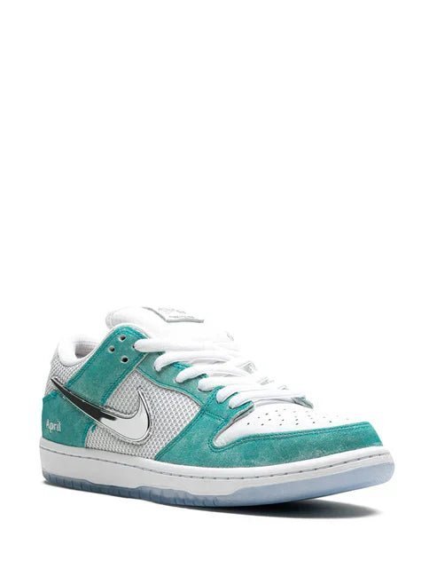 Alternative view of Nike April Skateboards X Sb Dunk Low Turbo Green