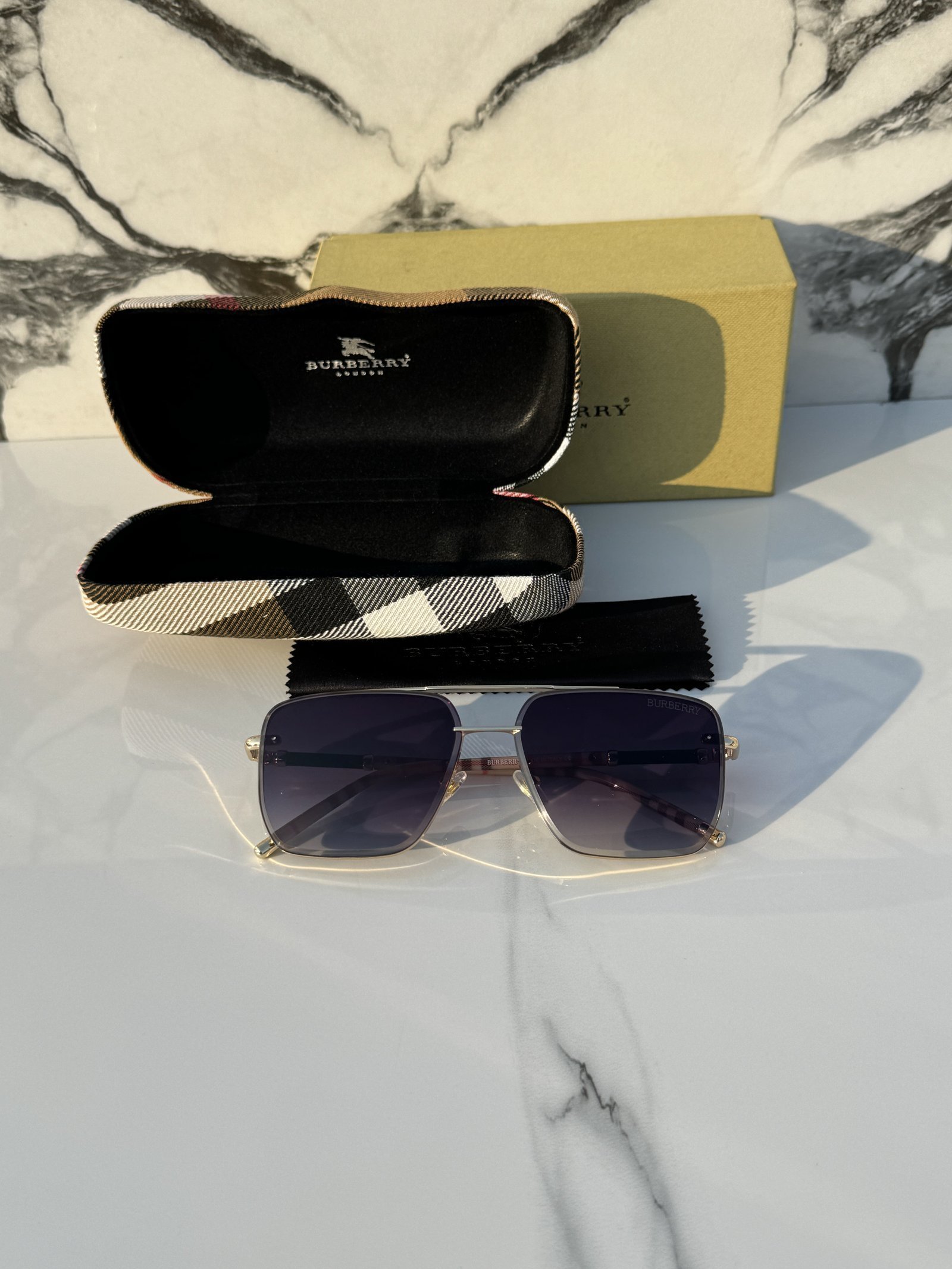 Alternative view of Branded Sunglasses 23066_gold_blackshaded (With Original Kit)