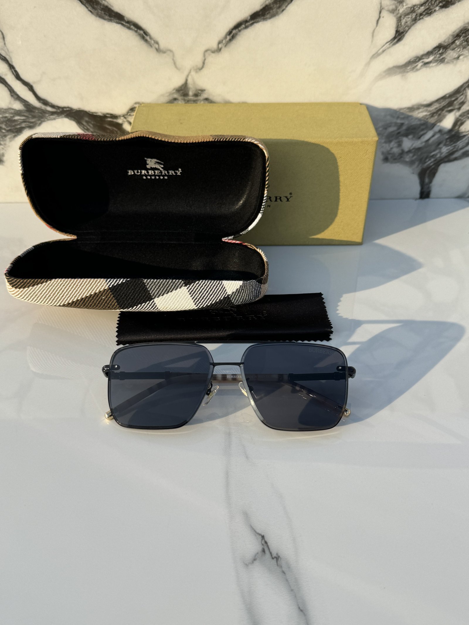 Alternative view of Branded Sunglasses 23066_fullblack (With Original Kit)